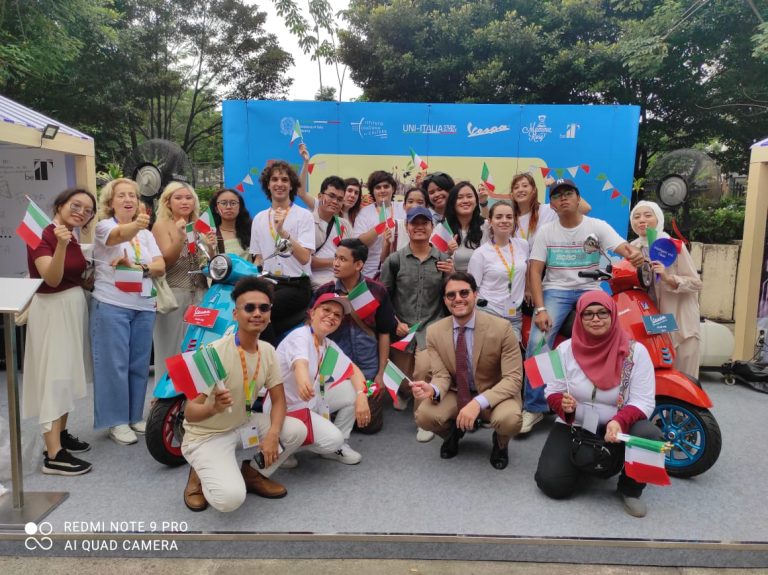 Foto gruppo studenti indonesiani e italiani
